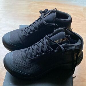 Arc’teryx ladies hiking shoe Brand new